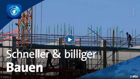 Thumbnail eines zweiminütigen Bauvideos mit Gerüst, Bauarbeitern und blauem Himmel als Hintergrund. Große weiße Beschriftung „Schneller & billiger Bauen“, Play-Symbol mittig, blaues Logo oben links und Weltkarten-Grafik unten rechts kennzeichnen Thema und Zweck: effizienteres, kostengünstigeres Bauen.