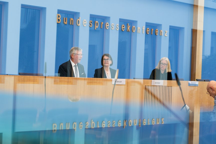 HDB-Präsident Olaf Demuth und ZIA-Präsidentin Iris Schöberl bei der gemeinsamen Pressekonferenz. Bildrechte: Mark Bollhorst/m2 Fotografie HDB-Präsident Olaf Demuth und ZIA-Präsidentin Iris Schöberl bei der gemeinsamen Pressekonferenz.