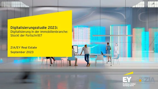 Fotografie einer modernen Büroszene mit mehreren Personen, die vor großen Bildschirmen mit digitalen Gebäudemodellen stehen, thematisiert Digitalisierung in Immobilienbranche. Gelbes Textfeld links enthält Titel „Digitalisierungsstudie 2023“ und Angaben zu ZIA/EY Real Estate, September 2023.