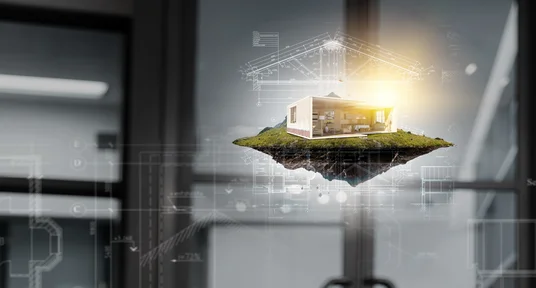 Konzeptionelle Architekturvisualisierung als digitale Komposition: Modernes, beleuchtetes Haus schwebt auf begrüntem Erdfragment vor urbanem Fensterhintergrund. Halbtransparente Baupläne, technische Linien und Diagramme verweisen auf digitale Planung und innovative Architektur; warme Lichtquelle setzt zentralen Fokus.