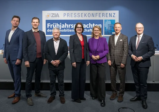Der Rat der Immobilienweisen. v.l.n.r. Sven Carstensen (bulwiengesa), Dr. Ralph Henger (Institut der deutschen Wirtschaft), Jan Grabow (Curacon), Iris Schöberl (ZIA), Sabine Poschmann (BMWSB), Joachim Stumpf (BBE Handelsberatung), Prof. Dr. Dr. h.c. Lars P. Feld (Walter Eucken Institut).