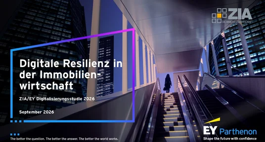 Titelblatt einer Präsentation zur digitalen Resilienz in der Immobilienwirtschaft mit Fokus auf ZIA/EY Digitalisierungsstudie 2026, datiert September 2026. Hintergrund zeigt moderne Architektur mit Rolltreppen und Hochhäusern in kühlem Blauton, Logos von ZIA und EY Parthenon sowie Slogan in Weiß und Gelb.