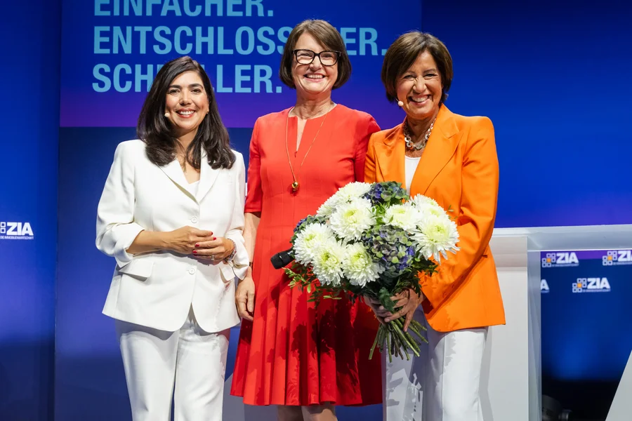 Gruppe mit ZIA-Hauptgeschäftsführerin Aygül Özkan, ZIA-Präsidentin Iris Schöberl und Moderatorin Ursula Heller