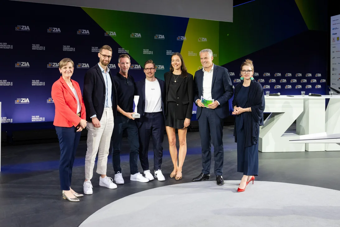 Die Gewinner des PropTech of the Year Awards 2025 war die syte GmbH, gemeinsam mit Prof. Dr. Verena Rock (Professorin für Digitales Immobilienmanagement und PropTech TH Aschaffenburg & Juryvorsitzende), Dr. Susanne Hügel (CBRE | Sponsor des PTOTYA 2025) und Dr. Jochen Keysberg (ZIA-Vorstandsmitglied & CEO Apleona).