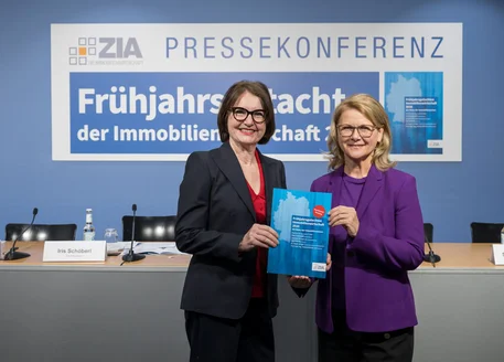 ZIA-Präsidentin Iris Schöberl mit Sabine Poschmann (Parlamentarische Staatssekretärin im Bundesministerium für Wohnen, Stadtentwicklung und Bauwesen)