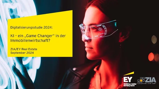 Fotografie einer Frau mit futuristischer, digitaler Brille vor dunklem Hintergrund, die Digitalisierung und KI in Immobilienwirtschaft thematisiert. Gelbes Textfeld mit Titel „Digitalisierungsstudie 2024: KI – ein ‚Game Changer‘ in der Immobilienwirtschaft?“ sowie Logos von ZIA und EY Real Estate, September 2024.