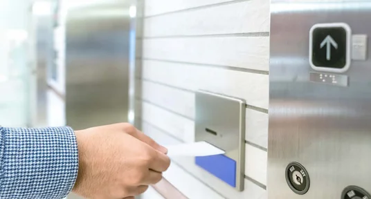 Titelblatt einer Studie zur Cybersecurity in der Immobilienwirtschaft, erstellt von KPMG in Zusammenarbeit mit dem Zentralen Immobilien Ausschuss (ZIA). Enthält ein Foto einer Hand, die eine Zugangskarte an einem modernen Zugangskontrollsystem an einer blauen Wand hält, symbolisiert Sicherheitstechnologie im Immobilienbereich.