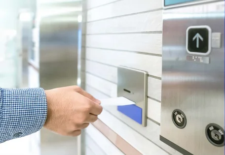 Titelblatt einer Studie zur Cybersecurity in der Immobilienwirtschaft, erstellt von KPMG in Zusammenarbeit mit dem Zentralen Immobilien Ausschuss (ZIA). Enthält ein Foto einer Hand, die eine Zugangskarte an einem modernen Zugangskontrollsystem an einer blauen Wand hält, symbolisiert Sicherheitstechnologie im Immobilienbereich.