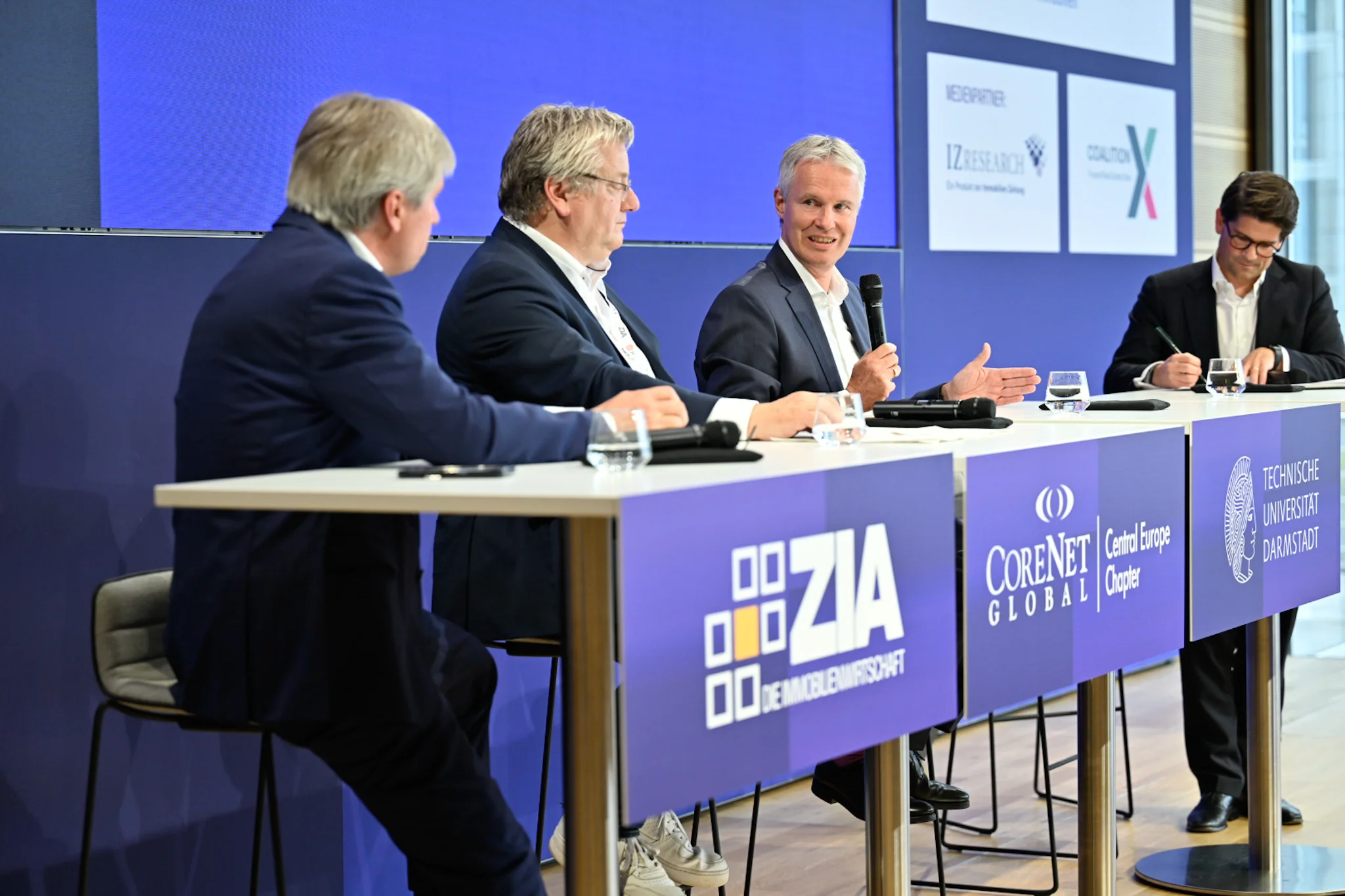 Joerg Vocke (Siemens Real Estate), Oliver Hecht (Berlin Hyp), Meno Requardt MRICS (Volkswagen Immobilien sowie Vorsitzender des ZIA-Ausschusses Corporate Real Estate) und Steffen Skopp (Deloitte).