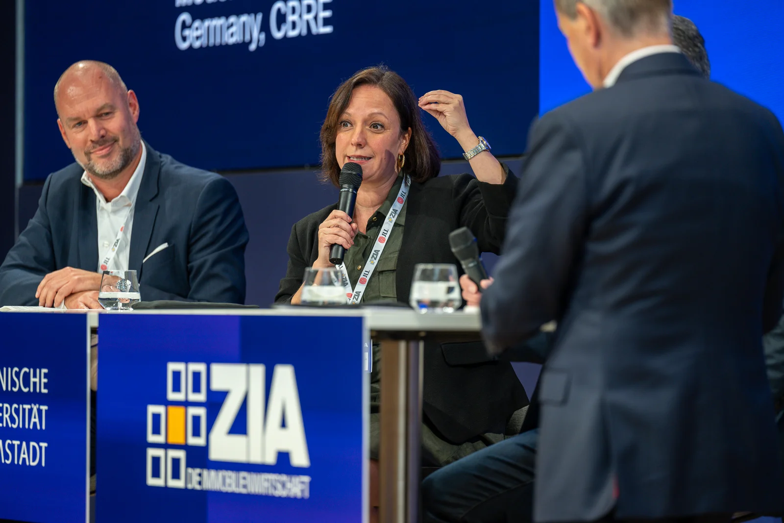 Sofie Todd (Mercedes-Benz Real Estate), Michael Engel (Apleona Group) und Ralf Füller (Siemens Smart Infrastructure Buildings) diskutierend