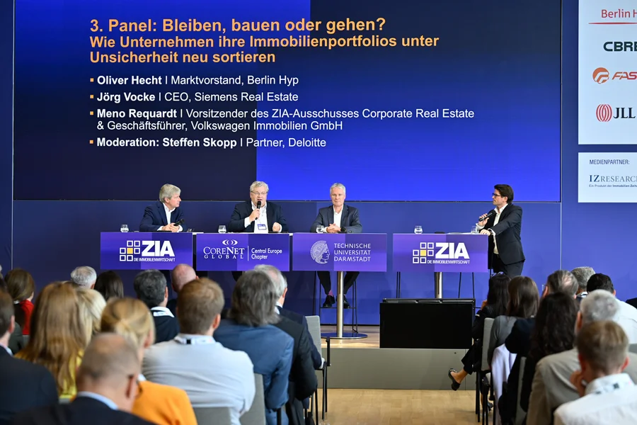 Diskussionsrunde bestehend aus Joerg Vocke (Siemens Real Estate) Oliver Hecht (Berlin Hyp) Meno Requardt MRICS (Volkswagen Immobilien sowie Vorsitzender des ZIA-Ausschusses Corporate Real Estate)