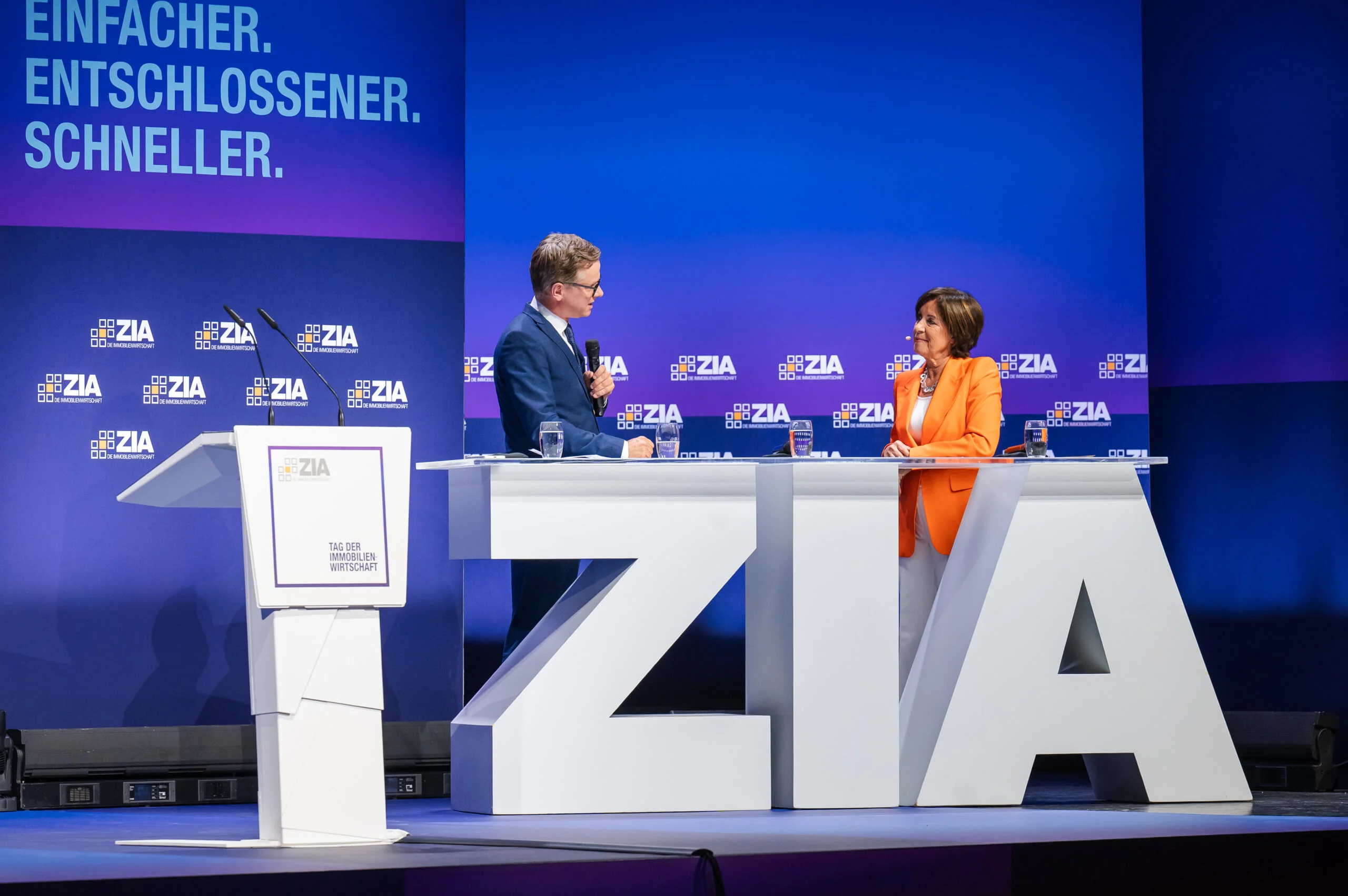 Dr. Carsten Linnemann und Moderatorin Ursula Heller