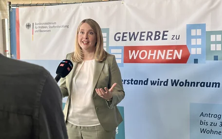 Bundesbauministerin Verena Hubertz, MdB, bei der Vorstellung des Förderprogramms "Gewerbe zu Wohnen" im Juli 2026.