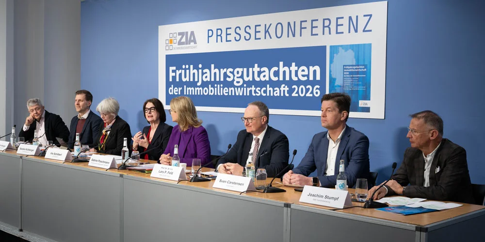 Das Podium der Pressekonferenz Frühjahrsgutachten 2026