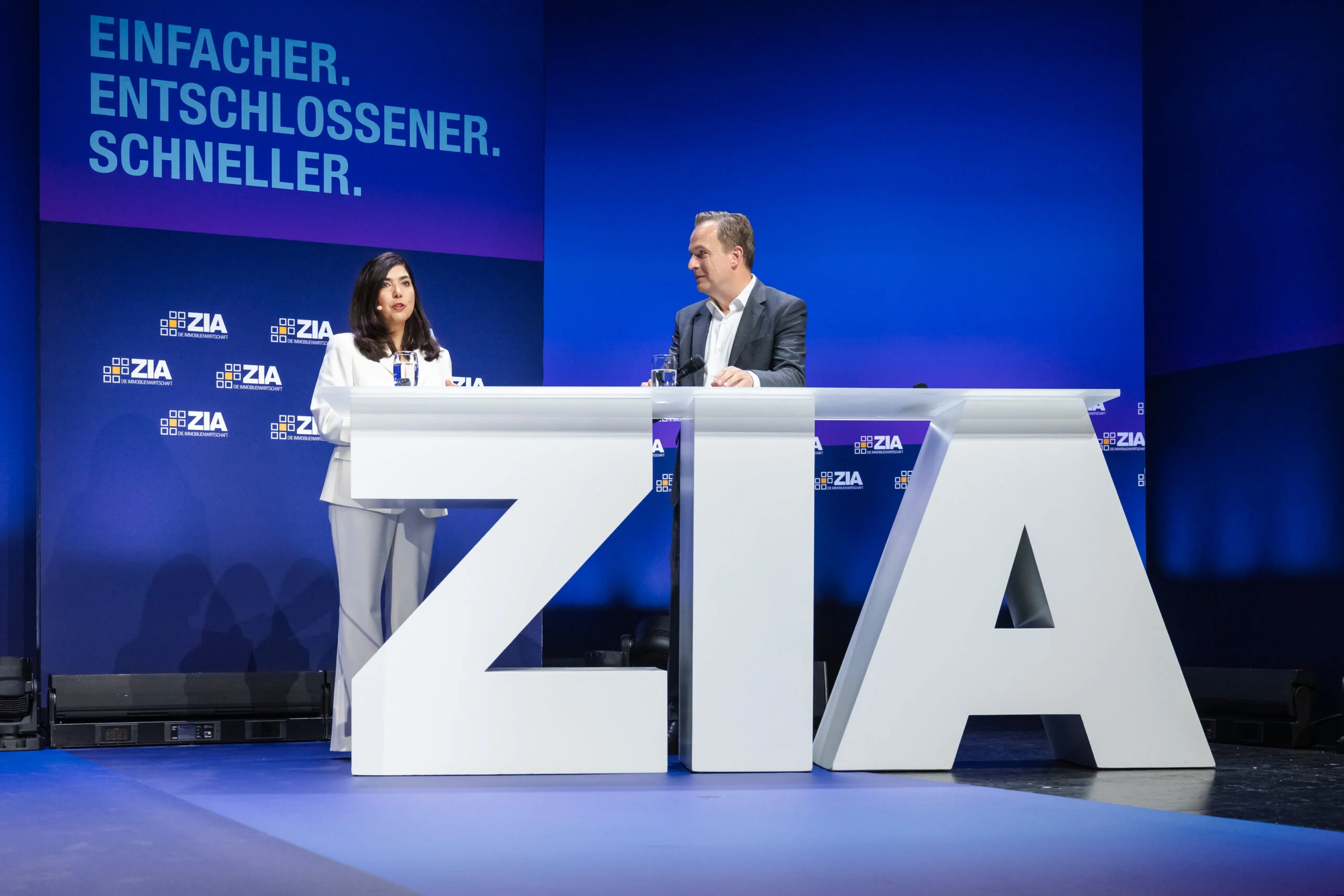 ZIA-Hauptgeschäftsführerin Aygül Özkan und Prof. Dr. Jens Südekum im Dialog