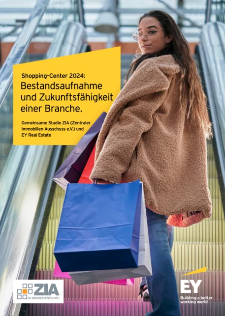 Fotografie einer jungen Frau mit Einkaufstaschen in einem Einkaufszentrum als Titelmotiv einer Studie zur Bestandsaufnahme und Zukunftsfähigkeit der Branche. Gelbes Textfeld nennt „Shopping-Center 2024“ sowie gemeinsame Studie von ZIA und EY. Logos stehen unten, Rolltreppen und moderne Architektur bilden Hintergrund.