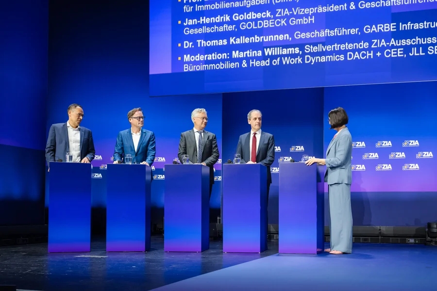 Dr. Alexander Götz, Prof. Dr. Alexander von Erdély (BImA), Jan-Hendrik Goldbeck (GOLDBECK), Dr. Thomas Kallenbrunnen (GARBE Infrastructure) unter Moderation von Martina Williams (JLL)
