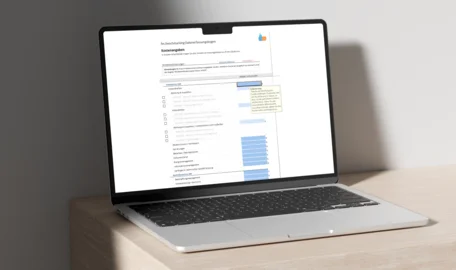 Screenshot eines Online-Umfrageformulars mit mehreren Antwortoptionen und blauen Balkendiagrammen zur Visualisierung der Ergebnisse. Enthält Checkboxen, Textfelder und eine gelbe Tooltip-Box mit zusätzlichen Informationen zu einer Antwortoption.