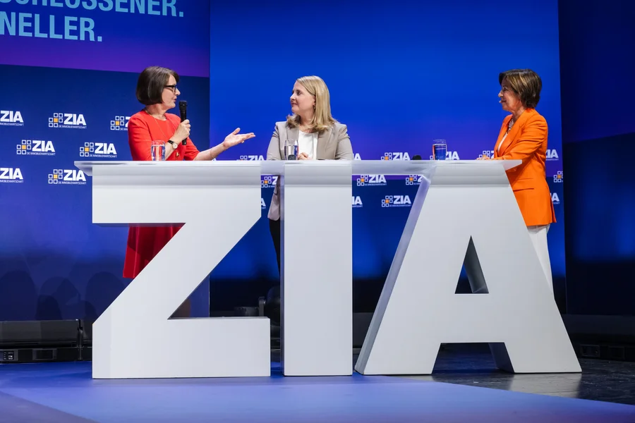 Verena Hubertz,Iris Schöberl und Moderatorin Ursula Heller