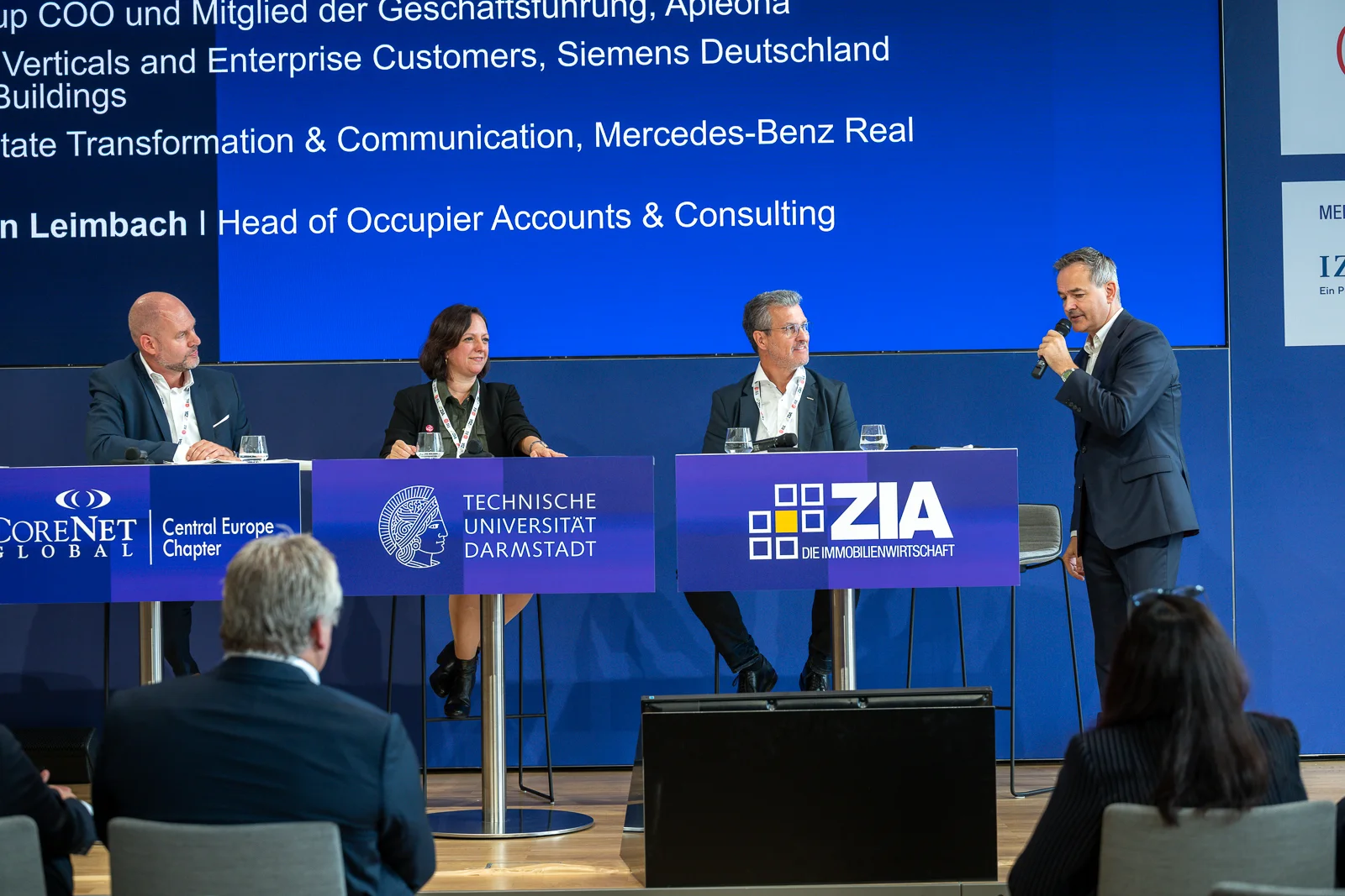 Sofie Todd (Mercedes-Benz Real Estate) Michael Engel (Apleona Group) Ralf Füller (Siemens Smart Infrastructure Buildings) diskutierend