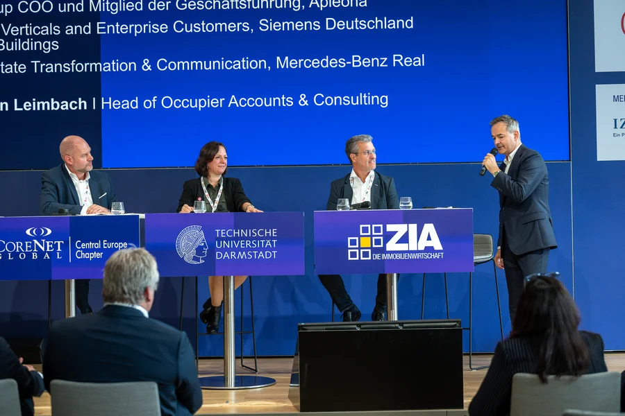 Sofie Todd (Mercedes-Benz Real Estate) Michael Engel (Apleona Group) Ralf Füller (Siemens Smart Infrastructure Buildings) diskutierend