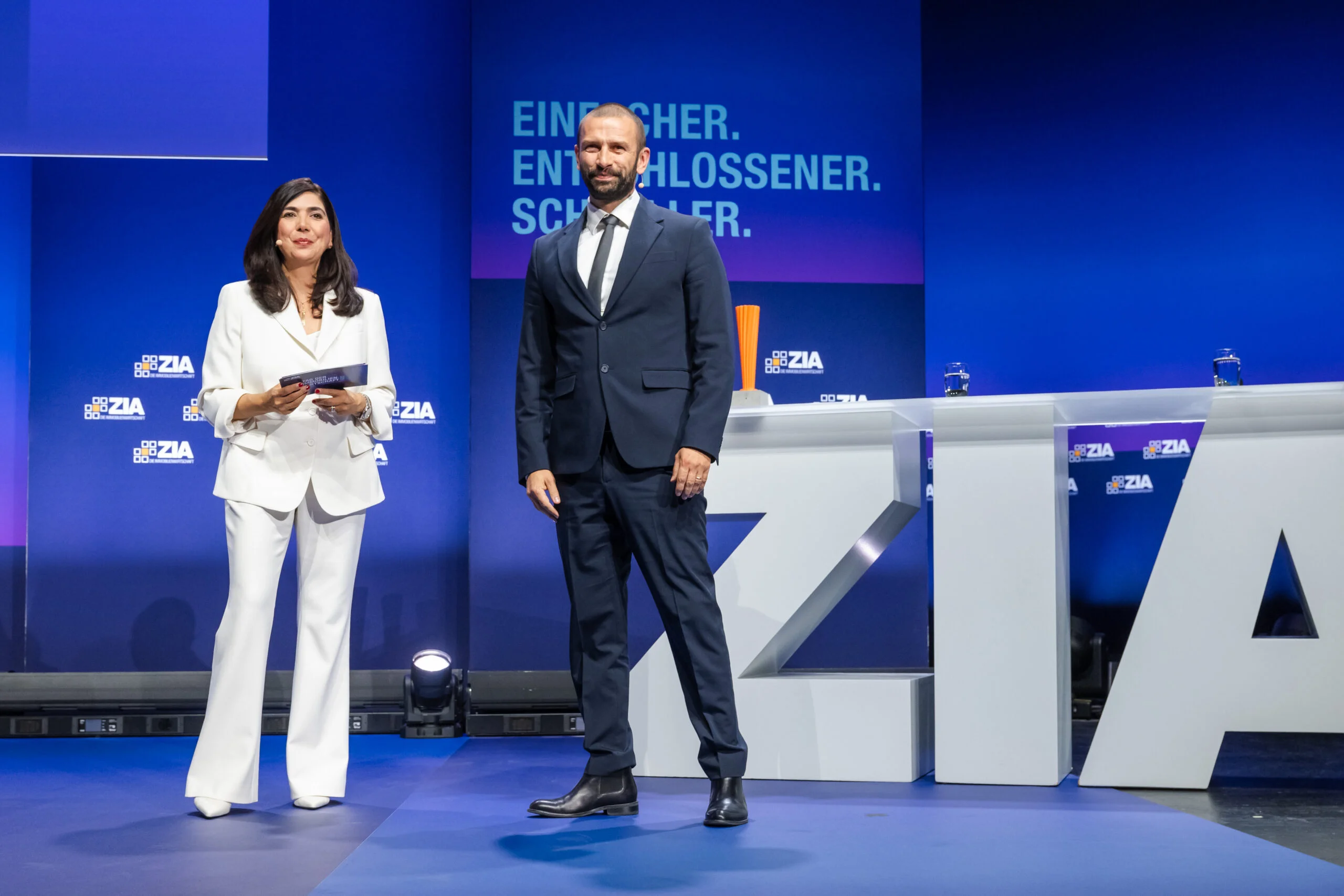 ZIA-Hauptgeschäftsführerin Aygül Özkan und Timothy Wright (Aroundtown)