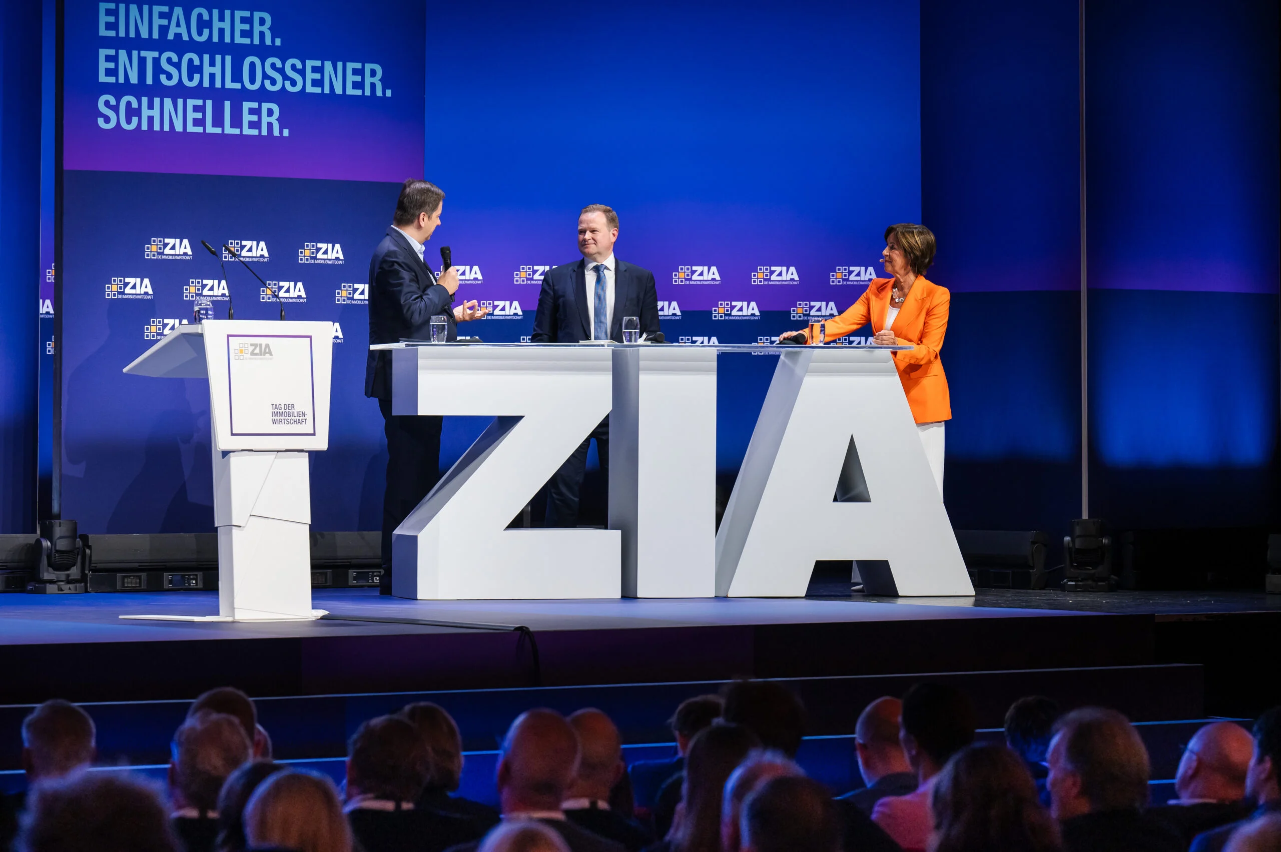 Luka Mucic (Vonovia), Frank Schwabe, MdB (Bundesministerium der Justiz und für Verbraucherschutz) und Moderatorin Ursula Heller