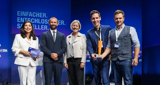 Die Gewinner des PropTech of the Year-Award 2026, Enercube GmbH, gemeinsam mit ZIA-Hauptgeschäftsführerin Aygül Özkan und Timothy Wright, Chief Capital Markets Officer, Aroundtown S.A.