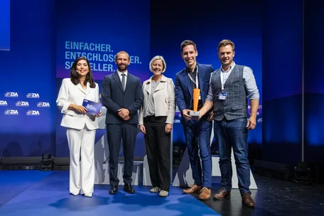 Die Gewinner des PropTech of the Year-Award 2026, Enercube GmbH, gemeinsam mit ZIA-Hauptgeschäftsführerin Aygül Özkan und Timothy Wright, Chief Capital Markets Officer, Aroundtown S.A.