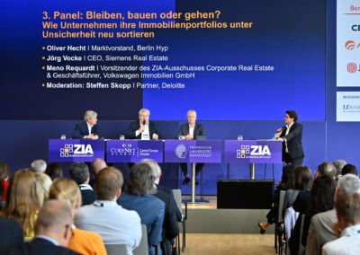 Im Panel „Bleiben, bauen oder gehen? – Wie Unternehmen ihre Immobilienportfolios unter Unsicherheit neu sortieren“ diskutierten: Joerg Vocke (Siemens Real Estate) Oliver Hecht (Berlin Hyp) Meno Requardt MRICS (Volkswagen Immobilien sowie Vorsitzender des ZIA-Ausschusses Corporate Real Estate) Moderiert wurde die Runde von Steffen Skopp (Deloitte).