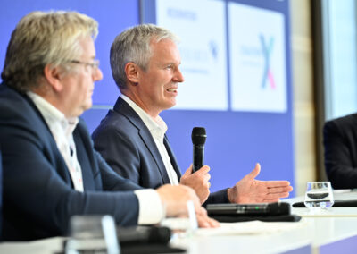 Im Panel „Bleiben, bauen oder gehen? – Wie Unternehmen ihre Immobilienportfolios unter Unsicherheit neu sortieren“ diskutierten: Joerg Vocke (Siemens Real Estate) Oliver Hecht (Berlin Hyp) Meno Requardt MRICS (Volkswagen Immobilien sowie Vorsitzender des ZIA-Ausschusses Corporate Real Estate) Moderiert wurde die Runde von Steffen Skopp (Deloitte).