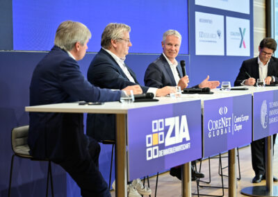 Im Panel „Bleiben, bauen oder gehen? – Wie Unternehmen ihre Immobilienportfolios unter Unsicherheit neu sortieren“ diskutierten: Joerg Vocke (Siemens Real Estate) Oliver Hecht (Berlin Hyp) Meno Requardt MRICS (Volkswagen Immobilien sowie Vorsitzender des ZIA-Ausschusses Corporate Real Estate) Moderiert wurde die Runde von Steffen Skopp (Deloitte).