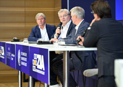 Im Panel „Bleiben, bauen oder gehen? – Wie Unternehmen ihre Immobilienportfolios unter Unsicherheit neu sortieren“ diskutierten: Joerg Vocke (Siemens Real Estate) Oliver Hecht (Berlin Hyp) Meno Requardt MRICS (Volkswagen Immobilien sowie Vorsitzender des ZIA-Ausschusses Corporate Real Estate) Moderiert wurde die Runde von Steffen Skopp (Deloitte).