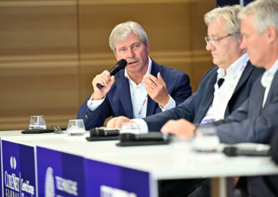Im Panel „Bleiben, bauen oder gehen? – Wie Unternehmen ihre Immobilienportfolios unter Unsicherheit neu sortieren“ diskutierten: Joerg Vocke (Siemens Real Estate) Oliver Hecht (Berlin Hyp) Meno Requardt MRICS (Volkswagen Immobilien sowie Vorsitzender des ZIA-Ausschusses Corporate Real Estate) Moderiert wurde die Runde von Steffen Skopp (Deloitte).