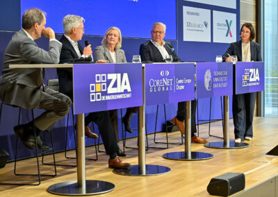 Dr. Alexander Götz (Hauptabteilungsleiter Aufwuchs, Bundesministerium der Verteidigung), Anke Stadelmeyer (Drees & Sommer SE), Prof. Dr. Alexander von Erdély FRICS (Bundesanstalt für Immobilienaufgaben) und Hendrik Staiger (BEOS AG) darüber, wie aus Bedarf tatsächlich nutzbare Infrastruktur werden kann. Moderiert wurde die Runde von Martina Williams (JLL).