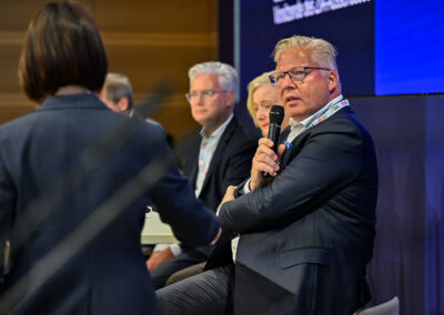 Dr. Alexander Götz (Hauptabteilungsleiter Aufwuchs, Bundesministerium der Verteidigung), Anke Stadelmeyer (Drees & Sommer SE), Prof. Dr. Alexander v. Erdély FRICS (Bundesanstalt für Immobilienaufgaben) und Hendrik Staiger (BEOS AG) darüber, wie aus Bedarf tatsächlich nutzbare Infrastruktur werden kann. Moderiert wurde die Runde von Martina Williams (JLL).