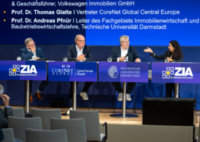 Zum Abschluss führten Meno Requardt MRICS (Volkswagen Immobilien), Prof. Dr. Thomas Glatte (CoreNet Global Central Europe) und Prof. Dr. Andreas Pfnür (Technische Universität Darmstadt) die Erkenntnisse des Tages zusammen. ZIA-Hauptgeschäftsführerin Aygül Özkan betonte die gemeinsame Verantwortung aller Akteure.