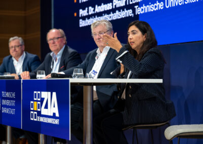 Zum Abschluss führten Meno Requardt MRICS (Volkswagen Immobilien), Prof. Dr. Thomas Glatte (CoreNet Global Central Europe) und Prof. Dr. Andreas Pfnür (Technische Universität Darmstadt) die Erkenntnisse des Tages zusammen. ZIA-Hauptgeschäftsführerin Aygül Özkan betonte die gemeinsame Verantwortung aller Akteure.