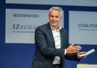 ZIA-Vizepräsident Dr. Jochen Keysberg FRICS (Apleona Group) den Blick auf eine der zentralen Transformationsaufgaben unserer Zeit: die intelligente Nutzung von Künstlicher Intelligenz im Corporate Real Estate Management.