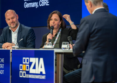 „Wer steuert hier eigentlich wen?“ Sofie Todd (Mercedes-Benz Real Estate) Michael Engel (Apleona Group) Ralf Füller (Siemens Smart Infrastructure Buildings) diskutierten unter der Moderation von Stephan Leimbach (CBRE), wie weit KI im Corporate Real Estate bereits Teil der Unternehmensrealität ist und was sich verändert, wenn Systeme nicht mehr nur unterstützen, sondern zunehmend Entscheidungen vorbereiten oder übernehmen.