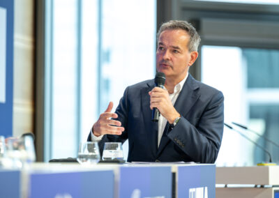 „Wer steuert hier eigentlich wen?“ Sofie Todd (Mercedes-Benz Real Estate) Michael Engel (Apleona Group) Ralf Füller (Siemens Smart Infrastructure Buildings) diskutierten unter der Moderation von Stephan Leimbach (CBRE), wie weit KI im Corporate Real Estate bereits Teil der Unternehmensrealität ist und was sich verändert, wenn Systeme nicht mehr nur unterstützen, sondern zunehmend Entscheidungen vorbereiten oder übernehmen.