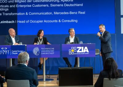 „Wer steuert hier eigentlich wen?“ Sofie Todd (Mercedes-Benz Real Estate) Michael Engel (Apleona Group) Ralf Füller (Siemens Smart Infrastructure Buildings) diskutierten unter der Moderation von Stephan Leimbach (CBRE), wie weit KI im Corporate Real Estate bereits Teil der Unternehmensrealität ist und was sich verändert, wenn Systeme nicht mehr nur unterstützen, sondern zunehmend Entscheidungen vorbereiten oder übernehmen.