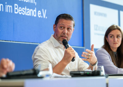 Das Panel „Deutschland im Umsetzungsstau – Was Politik und Unternehmen ausbremst und wie Standorte wieder Tempo aufnehmen“ mit Vanessa Hegele (Lidl Immobilien), Dennis Holland (GETEC Group) Peter Baumann, MCR (SAP) Alexander Schmid (Aurelis Real Estate) und Sarah Dungs (Greyfield Group; Verband für Bauen im Bestand (BiB) e. V.)