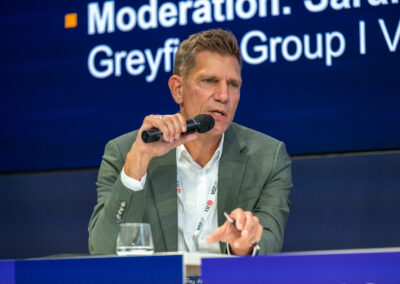 Das Panel „Deutschland im Umsetzungsstau – Was Politik und Unternehmen ausbremst und wie Standorte wieder Tempo aufnehmen“ mit Vanessa Hegele (Lidl Immobilien), Dennis Holland (GETEC Group) Peter Baumann, MCR (SAP) Alexander Schmid (Aurelis Real Estate) und Sarah Dungs (Greyfield Group; Verband für Bauen im Bestand (BiB) e. V.)