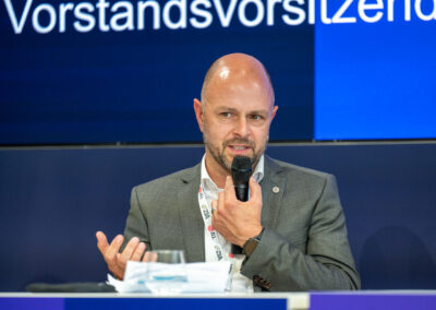 Das Panel „Deutschland im Umsetzungsstau – Was Politik und Unternehmen ausbremst und wie Standorte wieder Tempo aufnehmen“ mit Vanessa Hegele (Lidl Immobilien), Dennis Holland (GETEC Group) Peter Baumann, MCR (SAP) Alexander Schmid (Aurelis Real Estate) und Sarah Dungs (Greyfield Group; Verband für Bauen im Bestand (BiB) e. V.)