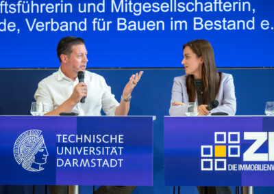 Das Panel „Deutschland im Umsetzungsstau – Was Politik und Unternehmen ausbremst und wie Standorte wieder Tempo aufnehmen“ mit Vanessa Hegele (Lidl Immobilien), Dennis Holland (GETEC Group) Peter Baumann, MCR (SAP) Alexander Schmid (Aurelis Real Estate) und Sarah Dungs (Greyfield Group; Verband für Bauen im Bestand (BiB) e. V.)