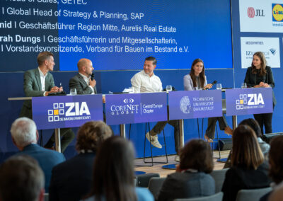 Das Panel „Deutschland im Umsetzungsstau – Was Politik und Unternehmen ausbremst und wie Standorte wieder Tempo aufnehmen“ mit Vanessa Hegele (Lidl Immobilien), Dennis Holland (GETEC Group) Peter Baumann, MCR (SAP) Alexander Schmid (Aurelis Real Estate) und Sarah Dungs (Greyfield Group; Verband für Bauen im Bestand (BiB) e. V.)